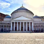 Napoli, un viaggio culturale tra stratificazioni di tempo e meraviglia quotidiana